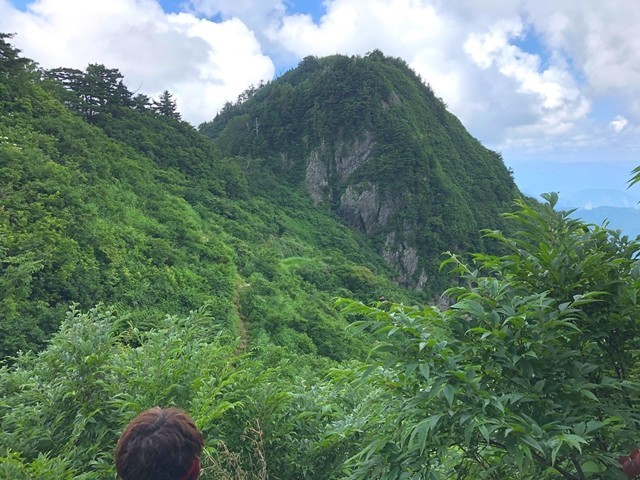 千本峰と登山者の後頭部