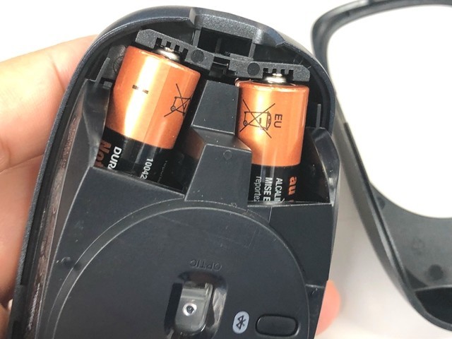 マウスに単三電池をセットした状態