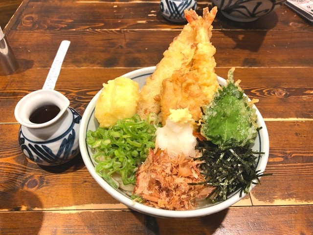 はじめぶっかけうどんの天ぷらとうどん