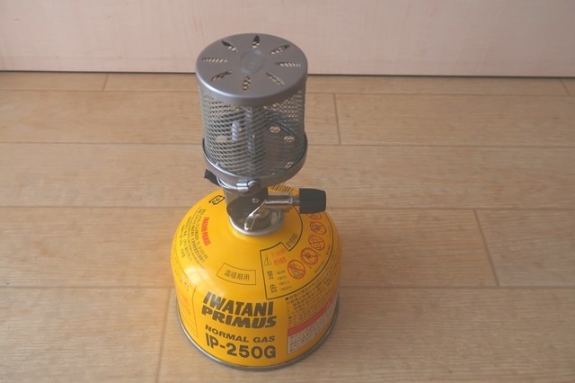 プリムスガスランタンP-541にガス缶(IP-250)にセットした状態のサイズ感