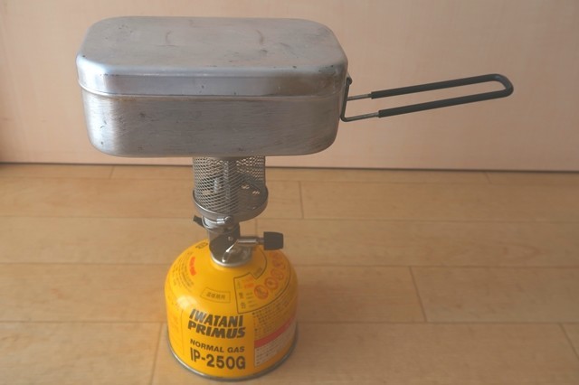 プリムスガスランタンP-541にメスティンをセットした状態
