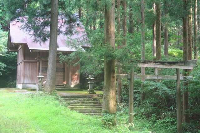 毛無山登山口神社が鎮座