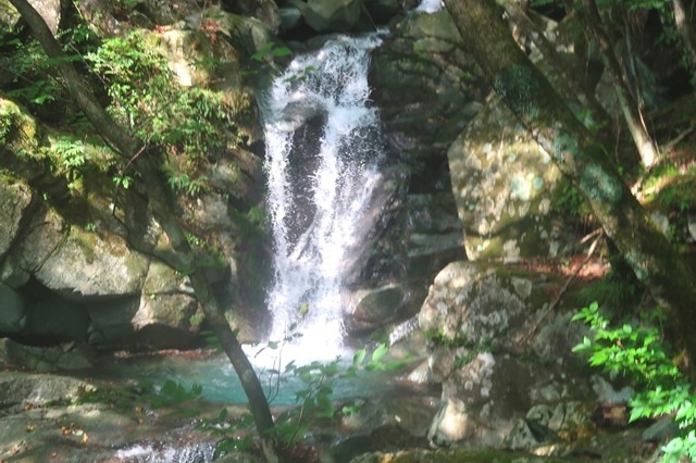 比丘尼の滝の上流の綺麗な滝