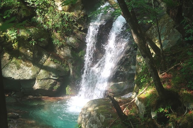 毛無山登山中の滝景色