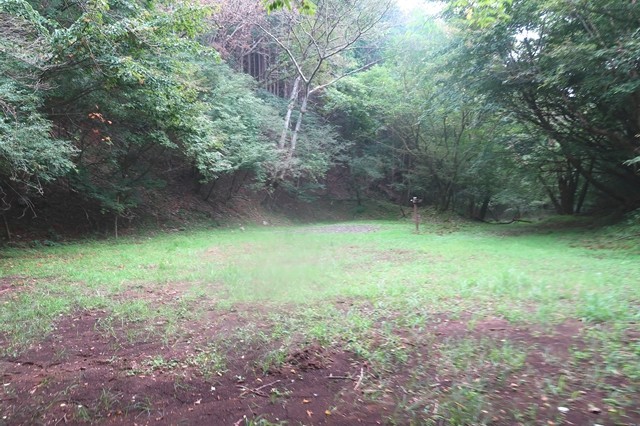 東海自然歩道の割石峠近くの平地