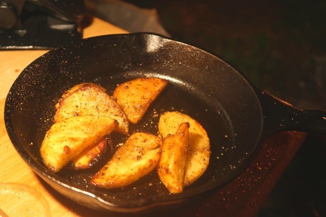 キャンプ料理でジャガイモ皮むきの様子