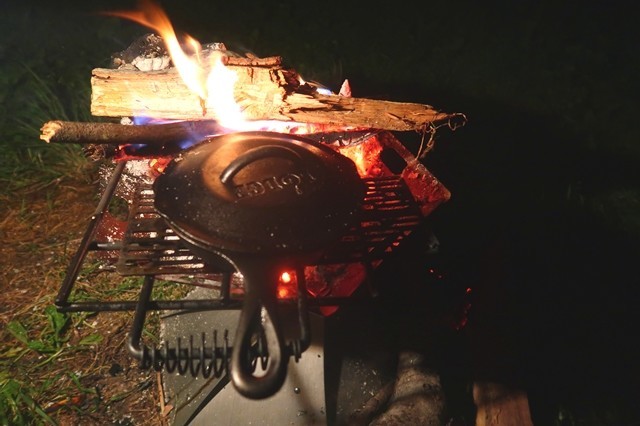 スキレットカバーを使って調理開始