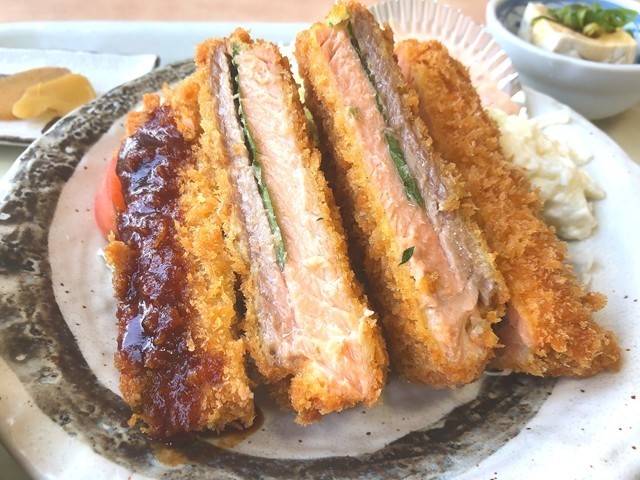 肉厚でボリュームがあるサーモンフライ定食