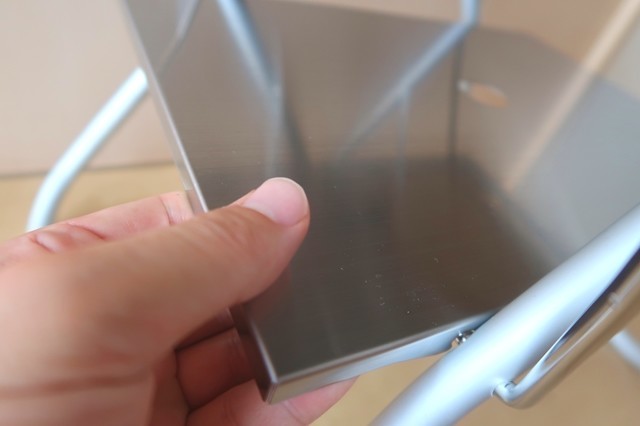 スノーピーク焚き火テーブルにステンレストレーユニットを装着している様子