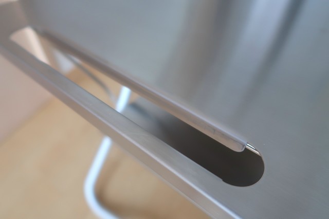 シェラカップ等を引っかけて収納するハンギングバー