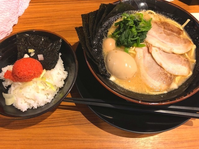 壱角家の看板メニューＭＡＸラーメンと明太子ごはんのセット