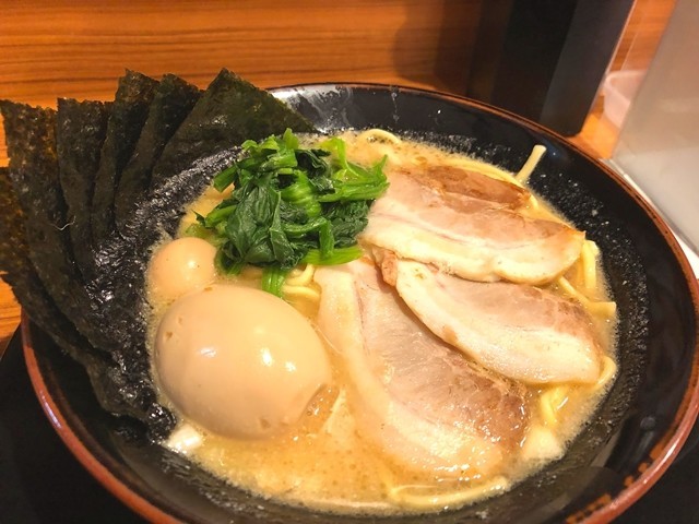 壱角家ラーメンと具材の様子