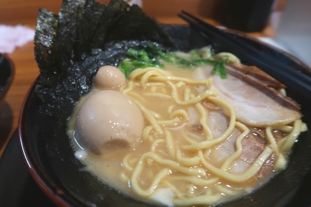 壱角家ラーメンとチャーシュー煮卵の様子