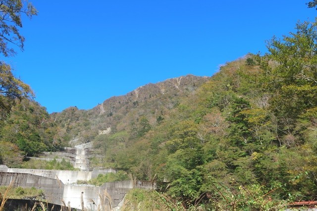 臼ヶ岳と砂防ダム