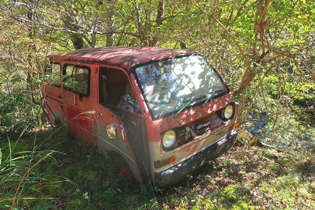 蛭ヶ岳南尾根登山口目印の廃車