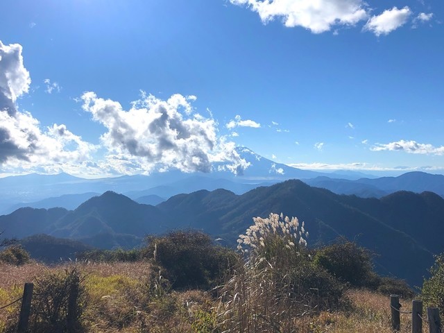 蛭ヶ岳の山頂からの富士山と檜洞丸景色