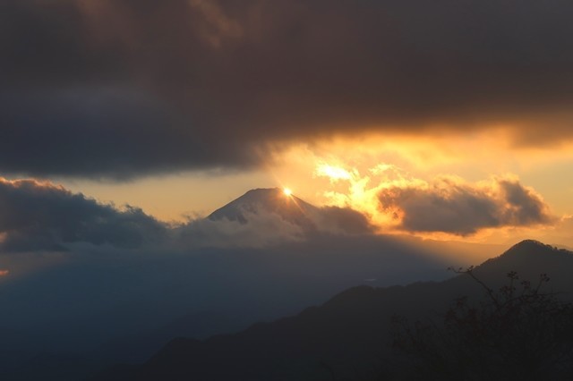 雲が多いが丹沢山でダイヤモンド富士を見れた様子