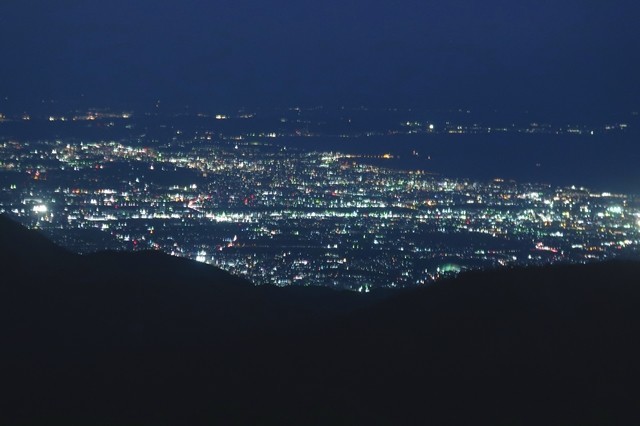 塔ノ岳から見る江ノ島方面の夜景