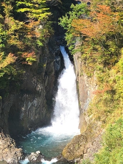 水量豊富な赤水の滝の様子
