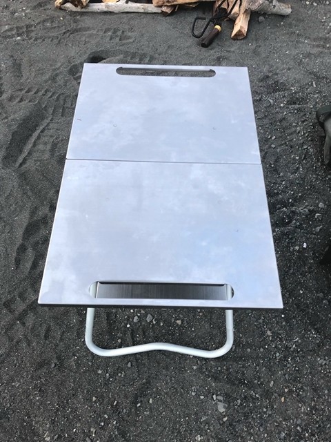 スノーピーク焚き火テーブルデザインとステンレス製の美しさの様子