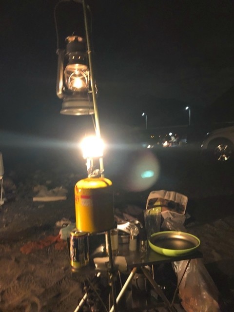 スノーピーク焚き火テーブルを使っている様子