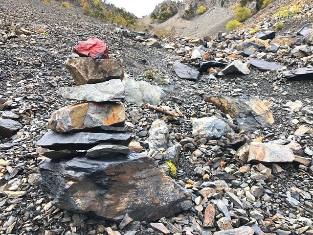 大谷嶺登山道のケルン