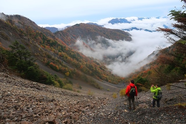 大谷崩れの紅葉を楽しんでいる登山者