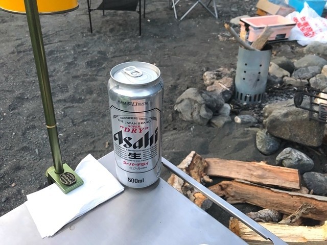 ビール呑んでキャンプしている様子