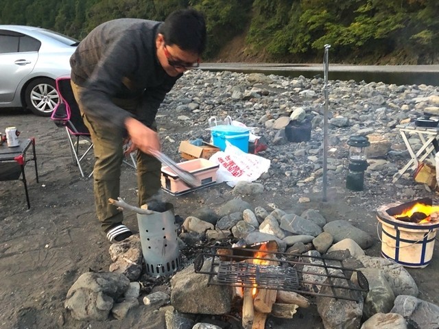無料キャンプ場玉川自然広場で調理中の男性