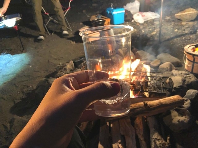 キャンプで日本酒北雪を呑んだ様子n