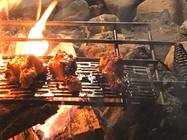 直火でキャンプ飯調理の様子