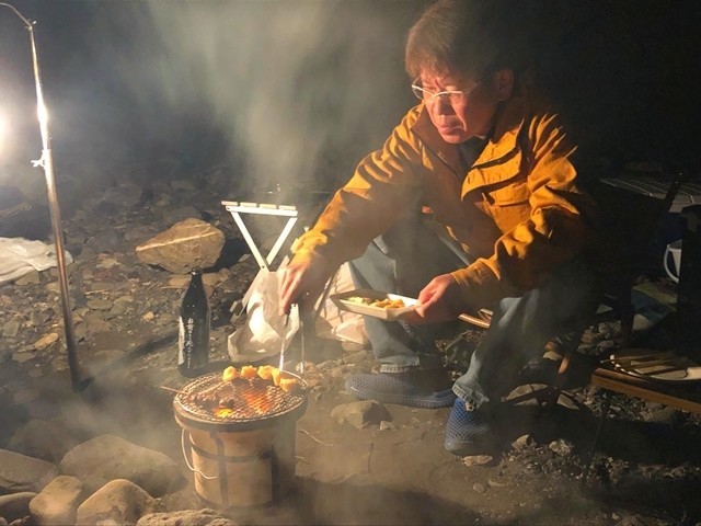 玉川自然広場で七輪を使ってキャンプ料理を調理