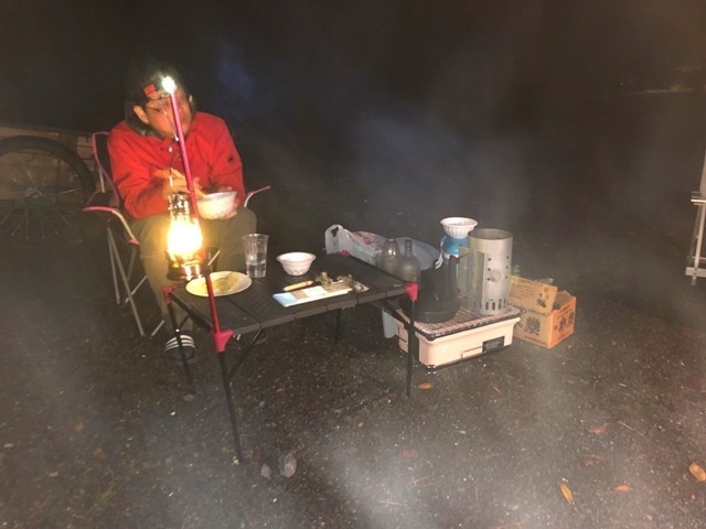 楽しいキャンプの時間怪しげな影