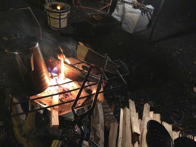 つかみやすいキャンプ用火ばさみ