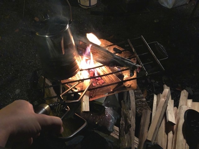 薪をくべるのに便利な炭トング