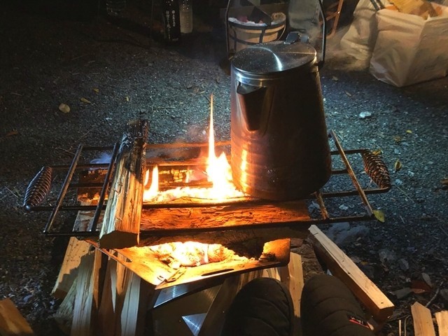 焚き火で暖を取っている様子