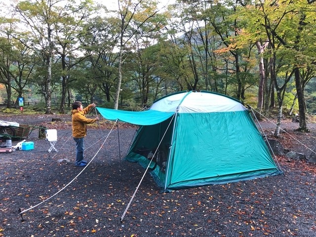 キャンプ仲間のテント