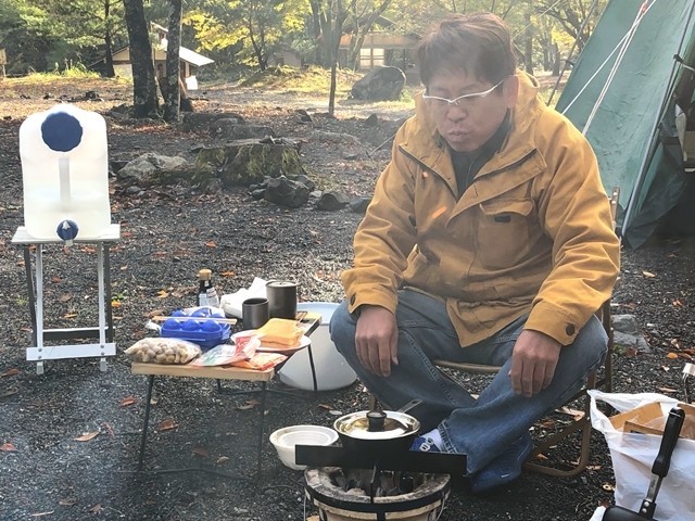 そのまんま肉バーグを料理するキャンパー