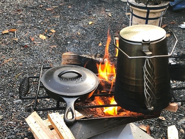 焚き火でハンバーグ調理