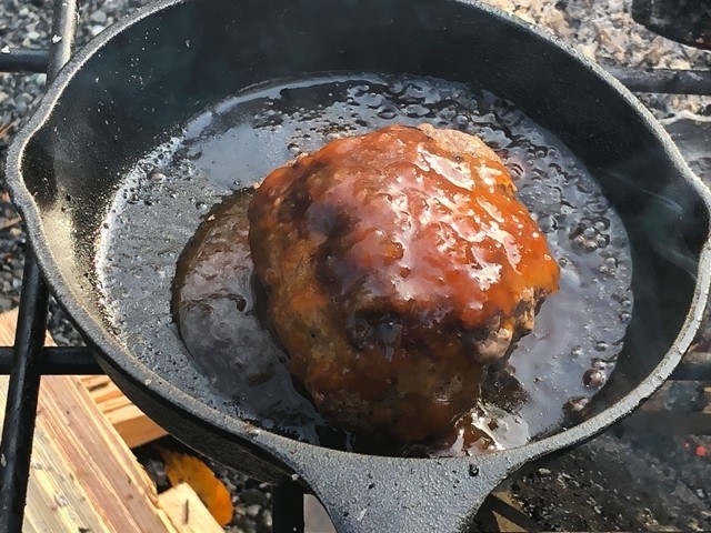 ハンバーグにソースをかけた様子