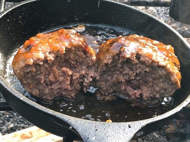 スキレットで焼き上げたハンバーグの断面