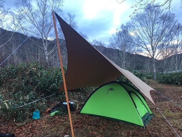 キャンプエリアでテント、タープ設営
