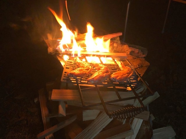 キャンプで焚き火した様子