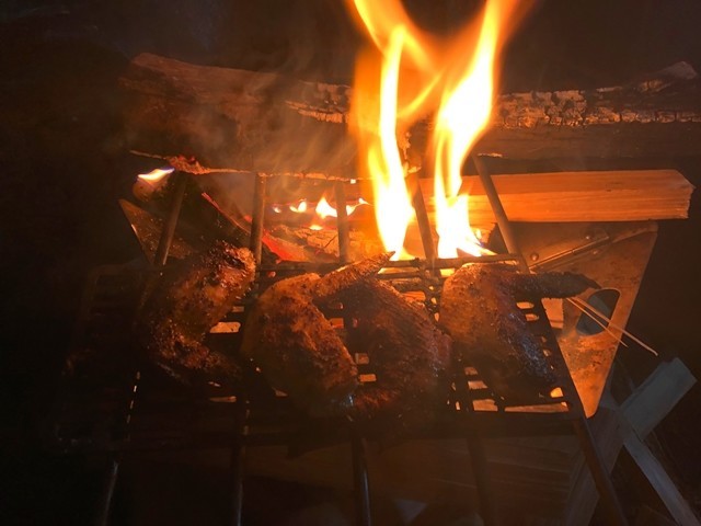 キャンプでお肉を調理している様子