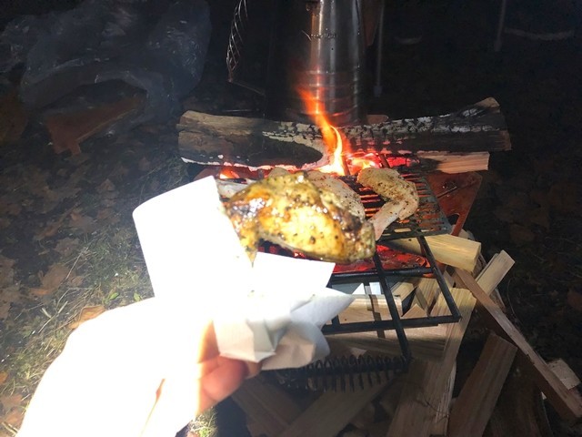 出来上がったキャンプ飯の肉料理