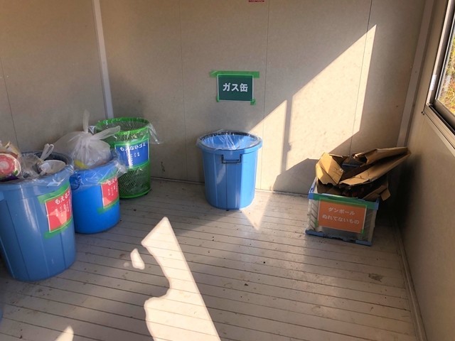 ガス缶、炭、灰も捨てられる