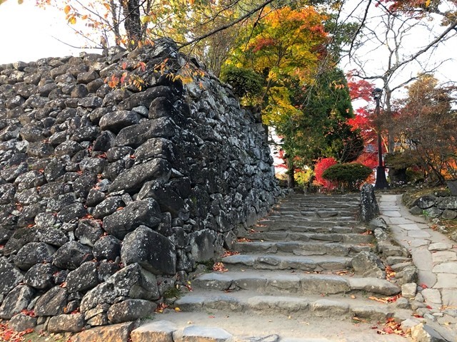 小諸城址の石垣は野面積み