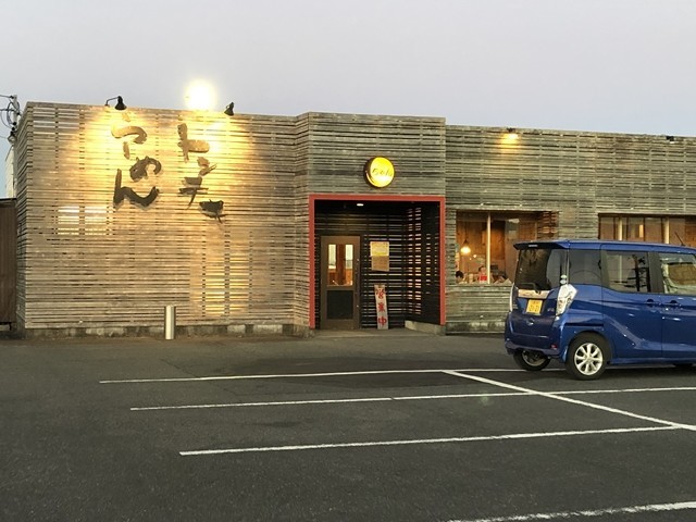 トンテキラーメンちゃんの店舗と駐車場の様子