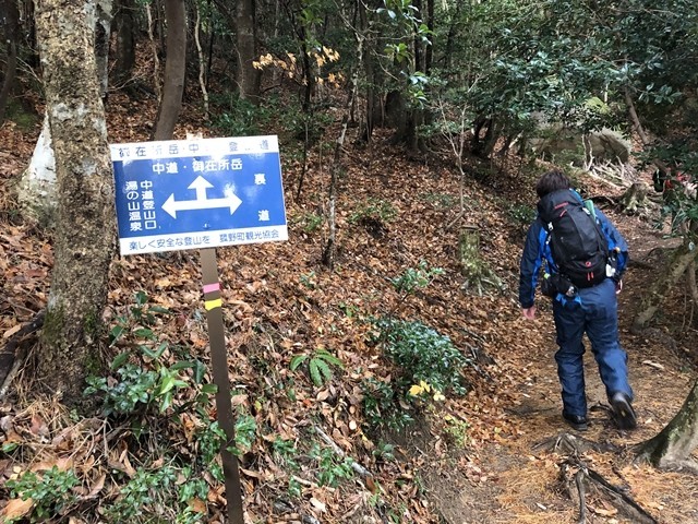 凄い速さで歩く御在所岳登山者