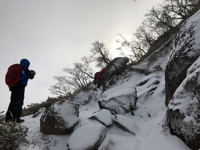 御在所岳登山に苦戦中の登山者二人